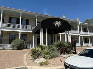 The Kendall is a perfect mix of rich history and modern luxury. It is a stunning boutique hotel that sits right in the heart of the beautiful Texas Hill Country.