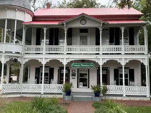 Gruene Mansion entrance