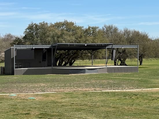Arch Ray's Living Tree Amphitheater